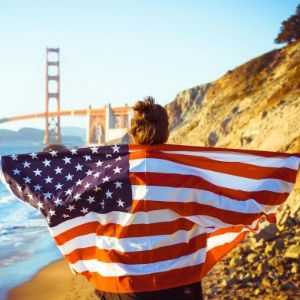 mujer con bandera de USA
